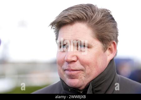 Trainer Dan Skelton, nachdem er das Pferd Doyen Quest von Jockey Harry Skelton (nicht abgebildet) gesehen hatte, gewann er die Daily Racing Specials bei BetVictor Handicap Hürdenlauf auf der Newbury Racecourse, Berkshire. Bilddatum: Freitag, 22. März 2024. Stockfoto