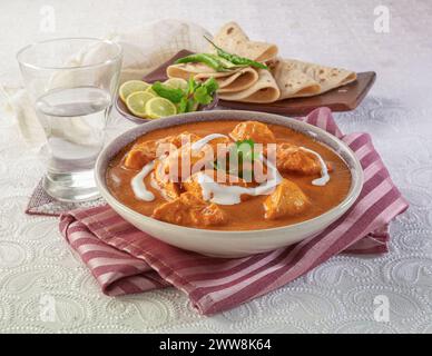 Butter Chicken, köstliche und dicke Hähnchensoße nach indischer Art, garniert mit Sahne und Butter. Stockfoto