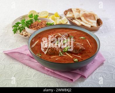 Special Nihari ist ein spezielles Gericht der pakistanischen und indischen Völker. Es wird aus Hammel- oder Rindfleisch mit Fleisch ohne Knochen zubereitet. Stockfoto