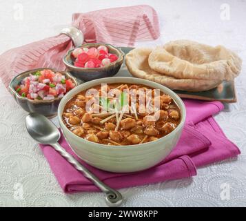 Lahori Chana Masala, Lahori-Kichererbsencurry mit Bhatura und Salat Stockfoto