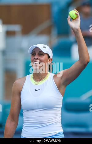 Miami Gardens, Florida, USA. März 2024. Madison Keys (USA) winkt in die Galerie, nachdem sie bei den Miami Open 2024 im Hard Rock Stadium ihr Einzelspiel für Frauen gewonnen hatte. (Kreditbild: © Debby Wong/ZUMA Press Wire) NUR REDAKTIONELLE VERWENDUNG! Nicht für kommerzielle ZWECKE! Stockfoto