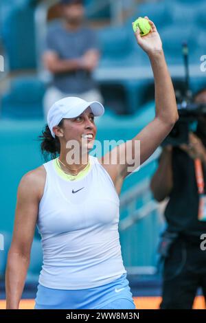 Miami Gardens, Florida, USA. März 2024. Madison Keys (USA) winkt in die Galerie, nachdem sie bei den Miami Open 2024 im Hard Rock Stadium ihr Einzelspiel für Frauen gewonnen hatte. (Kreditbild: © Debby Wong/ZUMA Press Wire) NUR REDAKTIONELLE VERWENDUNG! Nicht für kommerzielle ZWECKE! Stockfoto