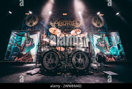 Kopenhagen, Dänemark. März 2024. Die belgische Death-Metal-Band Aborted gibt ein Live-Konzert im Amager Bio in Kopenhagen. Hier ist das Trommelkit bereit. (Foto: Gonzales Photo/Alamy Live News Stockfoto