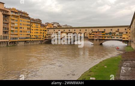 Florenz, Italien - 2. Februar 2018: Historisches Wahrzeichen der Brücke Ponte Vecchio über dem Fluss Arno am Wintertag in der Toskana. Stockfoto