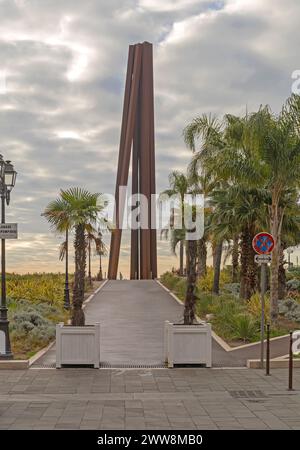 Nizza, Frankreich - 31. Januar 2018: Neuf Lignes Obliques Steel Monument auf der Promenade des Anglais des französischen Künstlers Bernar Venet. Stockfoto