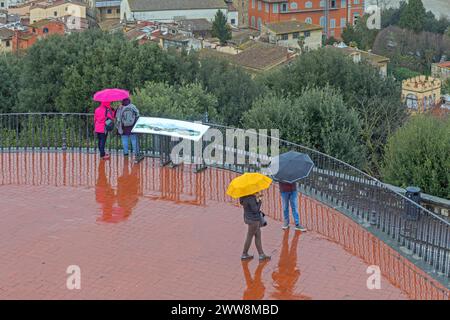 Florenz, Italien - 2. Februar 2018: Touristen Mit Regenschirm Regenwetter Winterreise. Stockfoto