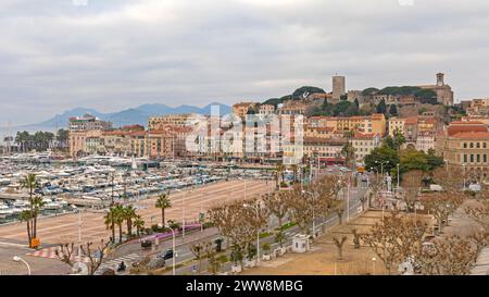 Cannes, Frankreich - 29. Januar 2018: Aus der Vogelperspektive auf den Yachthafen und das Schloss Fort am Wintermorgen in der Altstadt. Stockfoto