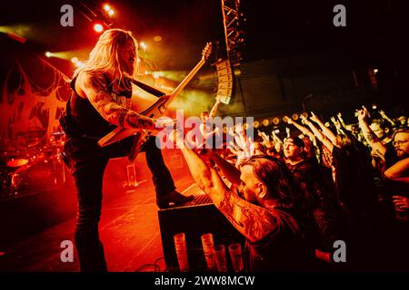 Kopenhagen, Dänemark. März 2024. Die US-amerikanische Deathcore-Band Carnifex gibt ein Live-Konzert im Amager Bio in Kopenhagen. Hier ist Gitarrist Neal Tiemann live auf der Bühne zu sehen. (Foto: Gonzales Photo/Alamy Live News Stockfoto