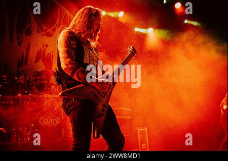 Kopenhagen, Dänemark. März 2024. Die US-amerikanische Deathcore-Band Carnifex gibt ein Live-Konzert im Amager Bio in Kopenhagen. Hier ist Gitarrist Neal Tiemann live auf der Bühne zu sehen. (Foto: Gonzales Photo/Alamy Live News Stockfoto