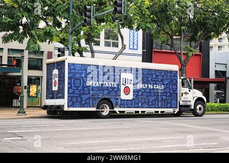 Honolulu, HI - 12. Januar 2024: Miller Lite Bier, Molson Coors besaß den Lieferwagen der Miller Brewing Company in der Stadt, der ein lokales Geschäft auf der Straße vorrätig hält. Stockfoto