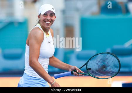 Miami Gardens, Florida, USA. März 2024. Madison Keys (USA) lächelt, nachdem sie ihr Damenspiel bei den Miami Open 2024 im Hard Rock Stadium gewonnen hatte. (Kreditbild: © Debby Wong/ZUMA Press Wire) NUR REDAKTIONELLE VERWENDUNG! Nicht für kommerzielle ZWECKE! Stockfoto