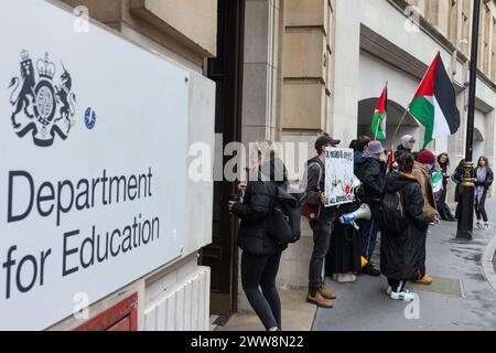 London, Großbritannien. März 2024. Pro-palästinensische Studenten protestieren vor dem Bildungsministerium. Die Studenten forderten einen sofortigen Waffenstillstand in Gaza und die Aufhebung der Belagerung von Gaza durch Israel, ein Ende der Verbindungen zwischen britischen Universitäten und Israel und die Unterdrückung der Ansichten pro-palästinensischer Studenten und Mitarbeiter. Quelle: Mark Kerrison/Alamy Live News Stockfoto