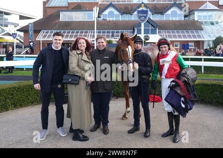 Jockey Harry Skelton (rechts) und Trainer Dan Skelton (dritter links) feiern, nachdem sie die Daily Racing Specials bei BetVictor Handicap mit Pferd Doyen Quest auf der Newbury Racecourse, Berkshire, gewonnen haben. Bilddatum: Freitag, 22. März 2024. Stockfoto