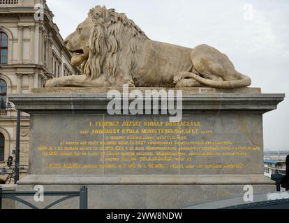 Prächtiger Löwe aus Stein auf der Széchenyi Kettenbrücke, eröffnet 1849. Stockfoto