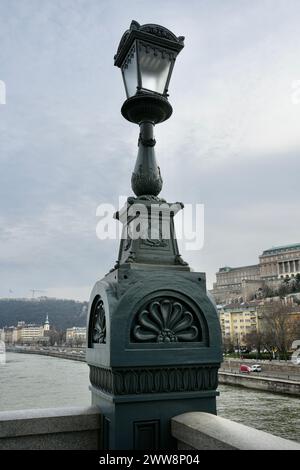 Vintage-Lampe aus Metall auf der Széchenyi Kettenbrücke, eröffnet 1849. Stockfoto