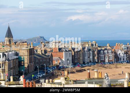 North Berwick Stadt und Strand mit der Insel Fidra im Hintergrund. Stockfoto