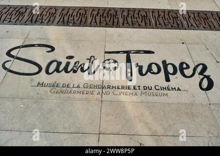 Saint Tropez, Frankreich - 09 21 2021: Gravur vor der Polizeiwache im Stadtzentrum von Saint Tropez, einem berühmten Filmstandort. Stockfoto