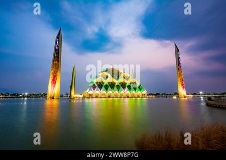 Bandung, Indonesien - 4. November 2023: Al Jabbar große Moschee bei Sonnenuntergang (goldene Stunde) mit Lampen und Reflexionen im Teich Stockfoto