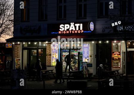 Ein Spätlkauf in der Warschauer Straße in Berlin am 17. März 2024. Spätkauf in Berlin *** Late-Night-Shop in der Warschauer Straße in Berlin am 17. März 2024 Late-Night-Shop in Berlin Stockfoto