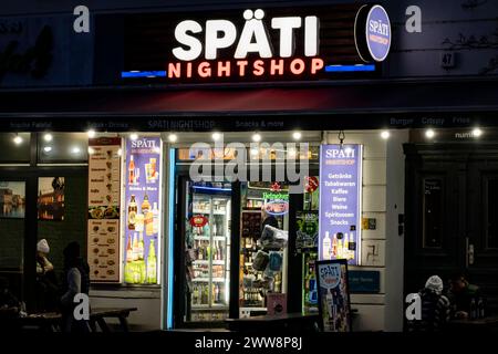 Ein Spätlkauf in der Warschauer Straße in Berlin am 17. März 2024. Spätkauf in Berlin *** Late-Night-Shop in der Warschauer Straße in Berlin am 17. März 2024 Late-Night-Shop in Berlin Stockfoto