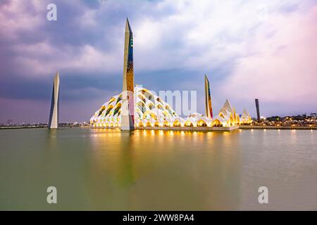 Bandung, Indonesien - 4. November 2023: Al Jabbar große Moschee bei Sonnenuntergang (goldene Stunde) mit Lampen und Reflexionen im Teich Stockfoto