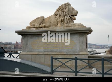 Prächtiger Löwe aus Stein auf der Széchenyi Kettenbrücke, eröffnet 1849. Stockfoto