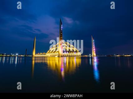 Bandung, Indonesien - 4. November 2023: Al Jabbar große Moschee bei Nacht (blaue Stunde) mit Lampen und Reflexionen im Teich Stockfoto