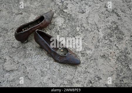 Schuhe am Donauufer, auf der Pest-Seite der Donaupromenade. Eine Gedenkstätte für die Juden, die von faschistischen ungarischen Milizen massakriert wurden. Stockfoto