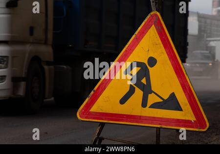 Straßenbauwarnung vor dem Straßenrand. Nahaufnahme. Stockfoto