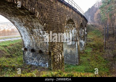 Altes gewölbtes Brücken-Viadukt, Region Ternopil, Ukraine. Stockfoto