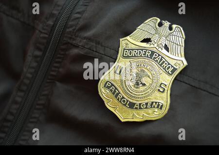 KIEW, UKRAINE - 9. MÄRZ 2024 US-Grenzpolizei-Agent-Abzeichen auf schwarzer Jacke Uniform Nahaufnahme Stockfoto