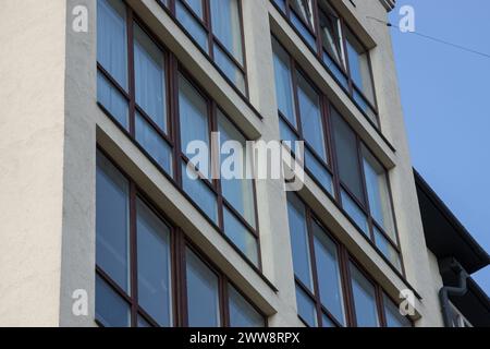 Modernes Wohnhaus-Wohnviertel in Europa. Abstrakte Architektur, Fragment moderner urbaner Geometrie. Stockfoto