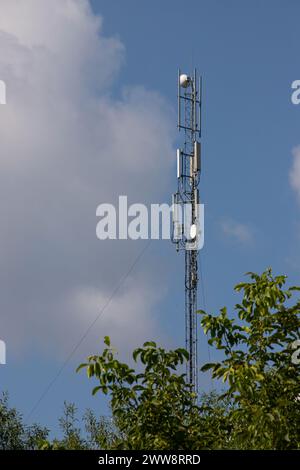 Fernsehturm, Handyturm über dem Land auf dem Himmel mit Wolken Stockfoto