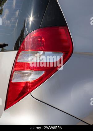 Autoscheinwerfer, Rückansicht. Hinten im Auto und ein Teil des Weges. Anreise mit dem Auto. Stockfoto