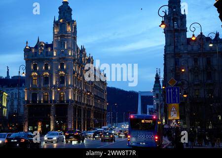 Abendlicher Blick auf das Matild Palace Hotel mit Erzsébet Brücke auf Szabad sajto ut. Stockfoto