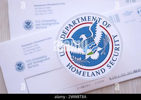 KIEW, UKRAINE - 9. MÄRZ 2024 Siegel des US-Ministeriums für Heimatschutz auf USCIS Briefumschlag Nahaufnahme Stockfoto