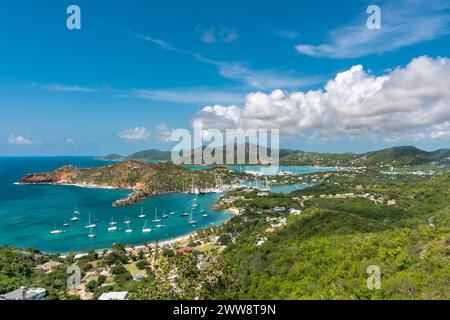 Aussichtspunkt von oben mit Blick auf die Küste von Antigua mit Segelbooten in der Bucht und tropischen Stränden Stockfoto