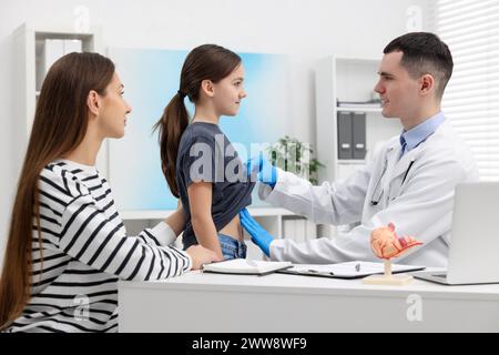 Gastroenterologe untersucht Mädchen mit Magenschmerzen in der Klinik Stockfoto