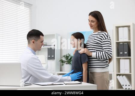 Gastroenterologe untersucht Mädchen mit Magenschmerzen in der Klinik Stockfoto