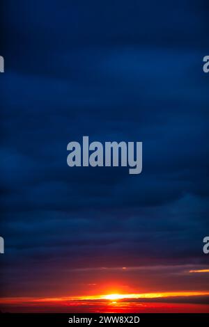 Golden Hour Glow: Lebendiger Sonnenuntergang beleuchtet den Horizont Stockfoto