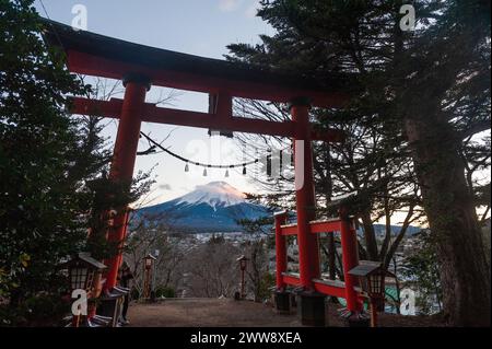 Shimoyoshida, Japan - 27. Dezember 2019. Der fuji-Berg aus der berühmten Chureito-Pagode. Stockfoto