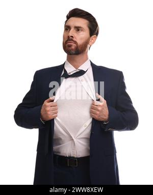 Selbstbewusster Geschäftsmann, der ein Superheldenkostüm unter dem Anzug auf weißem Hintergrund trägt Stockfoto