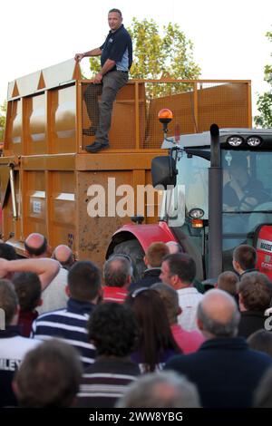 22.07.12. Paul Rowbottom spricht heute Abend mit 1000 Demonstranten vor den Blockaden der Milchverarbeitungsbetriebe Wiseman und Müller in Market Drayton. Stockfoto