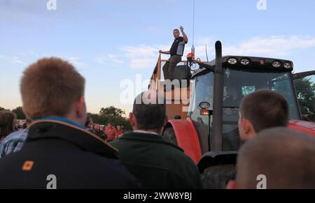 22.07.12. Paul Rowbottom spricht heute Abend mit 1000 Demonstranten vor den Blockaden der Milchverarbeitungsbetriebe Wiseman und Müller in Market Drayton. Stockfoto