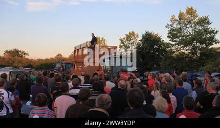 22.07.12. Paul Rowbottom spricht heute Abend mit 1000 Demonstranten vor den Blockaden der Milchverarbeitungsbetriebe Wiseman und Müller in Market Drayton. Stockfoto