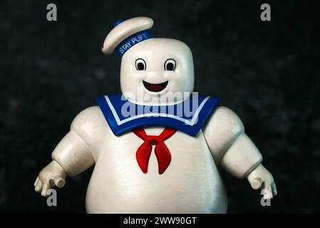 Playmobil Stay Puft Marshmallow man Figur des Films Ghostbusters über dunklem Hintergrund. Illustrativer Leitartikel Stockfoto