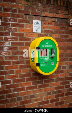 Automatisierter externer Defibrillator (AED) in einem verschlossenen Behälter mit tastengesteuertem Eingang Stockfoto