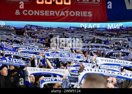 Cardiff, Wales. 21. März 2024. Finnland Fans vor dem Halbfinale der UEFA EURO 2024 zwischen Wales und Finnland im Cardiff City Stadium in Cardiff, Wales, Großbritannien am 21. März 2024. Quelle: Duncan Thomas/Majestic Media. Stockfoto