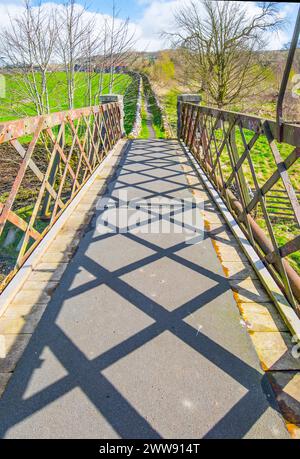 Schmaler, doppelwandiger Fußweg, der von Langcliffe zur Eisenbahnbrücke über die Eisenbahnstrecke Settle & Carlisle führt, Stockfoto