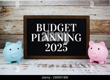Budgetplanung 2025 Typografie-Textnachricht mit Sparfunktion auf hölzernem Hintergrund Stockfoto